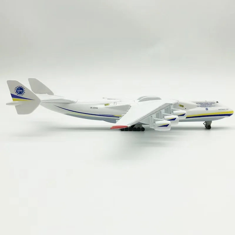 Miniatura de Avião Antonov An-225 Mriya em Metal (20cm - Escala 1:400)